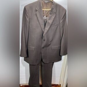 JOS A BANKS 2 PIECE SUIT BROWN NAILHEAD COAT SIZE 43R PANTS SIZE 43 X 34